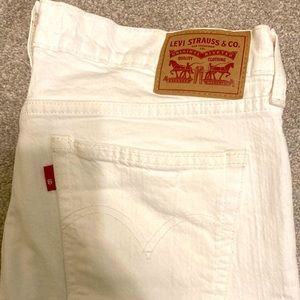 Levi’s White Boyfriend Capris